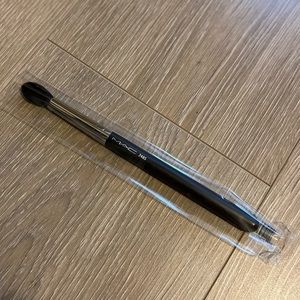 brand new MAC 240S large tapered blending brush